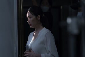 チェ・ジウが困惑の表情見せる…『ニューノーマル』本編映像 画像