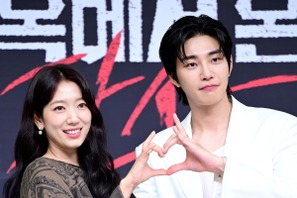 女優パク・シネを見つめる共演俳優…韓ドラ『悪魔なカノジョは裁判官』の“仲良しすぎ”な裏側！ 画像
