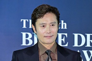 俳優イ・ビョンホン、酔った勢いでJ.Y. Parkとダンスバトルを!?「人生で後悔する瞬間が…」 画像