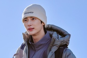 『ソンジェ』ビョン・ウソク、最新冬コーデでアウトドアを満喫！ニット帽かぶってニッコリ 画像