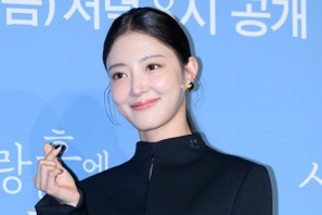 坂口健太郎と共演したイ・セヨン、17歳のころの初恋を振り返る「あまりにも傷つく愛は違うと悟った」 画像