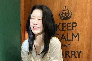 『善徳女王』“53歳” コ・ヒョンジョンの赤ちゃん肌に驚愕。明るい笑顔が「眩しすぎる」【PHOTO】 画像