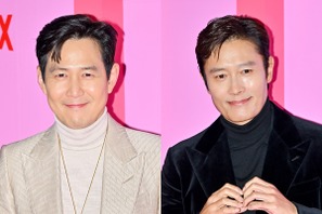 『イカゲーム』俳優、ハリウッド女優との豪華“3SHOT”公開！照れたような笑みでファン心をあらわに【PHOTO】 画像