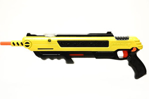 “塩の弾丸”で世界を救え！　世界最新鋭のハエ退治ガン「バグアソルト」発売 画像