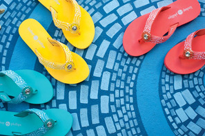 アクセサリー感覚で自由にカスタマイズ！ フロリダ発のキュートなサンダルに夢中 画像