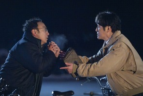 「最高」「何度観ても笑う」角田晃広“宇宙人・高橋”の温泉シーンメイキング公開「ホットスポット」 画像