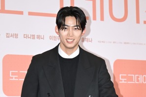 2PMテギョンの“膝つきプロポーズ”写真、ハプニングだったものの…「其の場凌ぎ」と疑う声も 画像