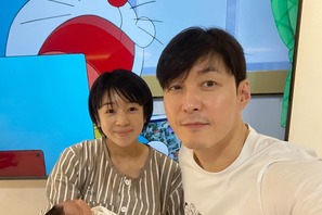俳優シム・ヒョンタクの“18歳年下”日本人妻・サヤさん、初の“3人家族”ショットを公開！「大きく育ってます」【PHOTO】 画像