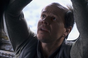 マーク・ウォールバーグ「特徴ある悪役を演じワクワク」『フライト・リスク』インタビュー映像 画像