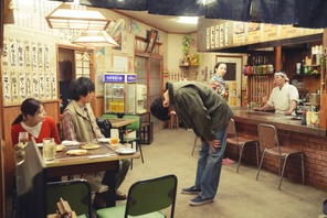 鈴木亮平＆有村架純、不器用なふたりの微笑ましい姿『花まんま』本編映像 画像