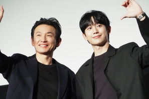 ファン・ジョンミン＆チョン・ヘイン、がっつり握手「素晴らしいエネルギーを持った俳優」 画像