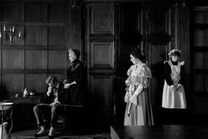 結婚の挨拶で婚約者の母親が放った驚愕の一言…『ガール・ウィズ・ニードル』本編映像 画像