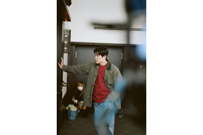 鈴鹿央士が鈴木亮平らを撮影！『花まんま』撮影現場のリアルな空気感 画像