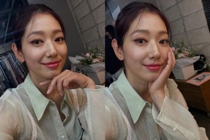 “1児のママ” パク・シネ、最新自撮りで“隙のない”美貌を披露！「やっぱり可愛い」【PHOTO】 画像