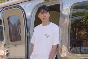 ヒョンビンが魅せる“大人の余裕”。穏やかな日常を覗き見しているような最新カット【PHOTO】 画像