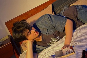 お家ではこんな感じ？“顔天才” チャウヌのアンニュイな雰囲気がたまらない！【PHOTO】 画像