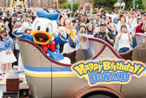 【ディズニー】ドナルドのバースデーをパレードルートで一緒にお祝い！ 「ドナルドのバースデーグリーティング」お披露目 画像