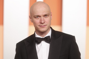 A24の作品でエミリー・モーティマーが長編監督デビュー『アノーラ』のユーリー・ボリソフが主演 画像