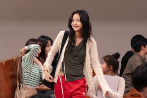 キム・ゴウン“ジェヒ”が纏う赤は「代わりのきかない色」『ラブ・イン・ザ・ビッグシティ』監督が語る意図 画像