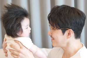 18歳年下の日本人女性と結婚した俳優シム・ヒョンタク、老眼だけど…メガネ3本で愛息の顔も“くっきり”【PHOTO】 画像