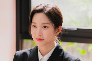 ムン・ガヨンが『瑞草洞』で初の法曹人役に挑戦、試験勉強のように暗記した新たな顔 画像