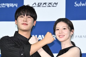 『ムービング』高校生カップルの再会に、夢のツーショットも「青龍シリーズアワード」手形刻印セレモニーの様子【独占写真】 画像