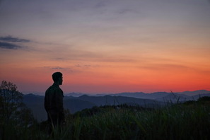 イ・ジェフンが星空の下を全力疾走！脱走前夜切り取る『脱走』本編冒頭映像 画像