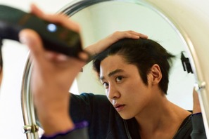 自ら髪を切る姿も…Disney+初の韓国時代劇で主演を務めるロウン、入隊直前に魅せた最後の変身 画像