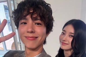 パク・ボゴム、ペ・スジ、BTS・Vの豪華スリーショットが「眼福すぎる」「誇らしすぎ」と大反響【PHOTO】 画像