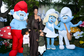 第3子妊娠中のリアーナ、声優＆製作を務める『劇場版スマーフ』最新作プレミアに息子2人と登場 画像