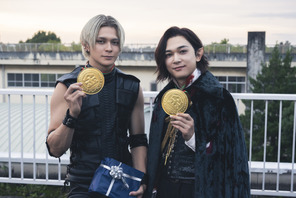 吉沢亮“蘭丸”vs眞栄田郷敦“長可”、体育館でバトル開始『ババンババンバンバンパイア』本編映像 画像