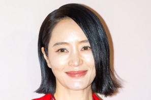 54歳女優キム・ヘス、撮影中でも透明感爆発…オム・ジョンファの応援にとびきりの笑顔！【PHOTO】 画像