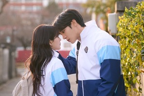 Prime Video『巫女と彦星』チュ・ヨンウ×チョ・イヒョン、魂を揺さぶるキス1秒前の距離 画像