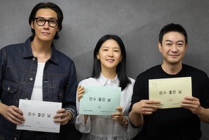 イ・ヨンエ×キム・ヨングァン共演『ウンスのいい日』、和やかムードの台本リーディング現場を公開！ 画像