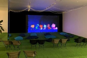 イオンエンターテイメント、DCI認証LEDビジョン活用した「LEDヘッドホンシネマ」を始動　映画館のない地域でも映画上映を可能に 画像