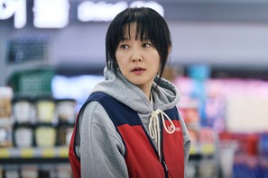 イ・ヨンエが“普通の主婦”に完璧変身。笑顔の裏に潜む運命を描く、新ドラマのスチール写真解禁 画像