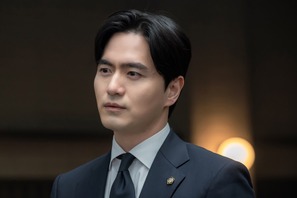 イ・ジヌクが魅せるギャップの魔法、『エスクワイア』で見せた静かな支配力 画像