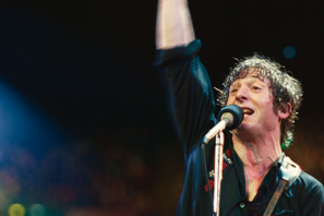 ジェレミー・アレン・ホワイトが名曲熱唱『スプリングスティーン 孤独のハイウェイ』場面写真 画像