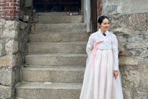 『太陽を抱く月』を思い出す…女優ハン・ガイン、端正な韓服姿で放った“変わらぬ美しさ”【PHOTO】 画像