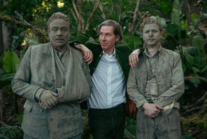 ベニチオ・デル・トロ＆マイケル・セラが泥だらけ！『ザ・ザ・コルダのフェニキア計画』オフショット公開 画像