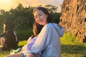 女優チェ・ジウ、大きくなった愛娘とゆったりバカンス！愛らしいツーショットに反響【PHOTO】 画像