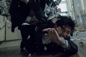 カン・ハヌル、事件の真相を追う『殺人配信』場面写真が公開 画像