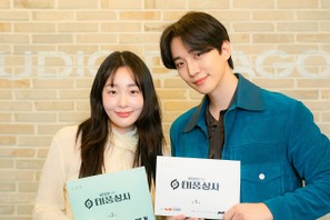 2PMジュノ主演ドラマ『台風商社』の台本読み合わせの様子。1997年の“熱いサバイバル”に注目！ 画像