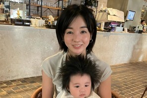 俳優シム・ヒョンタクの18歳年下日本人妻・サヤさん、“パパ似” 愛息とのツーショット公開【PHOTO】 画像