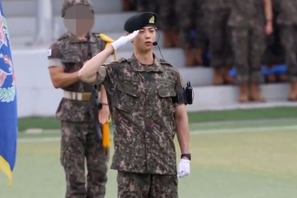 チャウヌ、訓練兵代表となって基礎訓練修了！凛々しい姿で「教育修了を命じられました」 画像