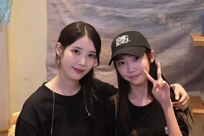 『おつかれさま』“エスン”たちが再会！IUと子役のツーショットにほっこり【PHOTO】 画像