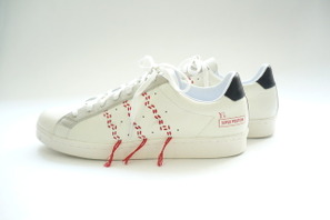 「ワイズ」×「アディダス」コラボスーパースター誕生。かつての旗艦店名をプリント 画像