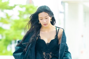 女優ムン・ガヨンが破格の空港ファッションを披露！25万円のスリップをのぞかせながら“にっこり”【独占写真】 画像