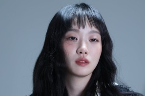 キム・ゴウンがシャネルを纏い、唯一無二のオーラを放つビハインド写真公開 画像