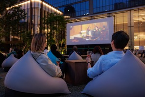 『シェフ 三ツ星フードトラック始めました』ほか、麻布台ヒルズで“秋を味わう映画”を上映「OUTDOOR CINEMA」10月10日から 画像